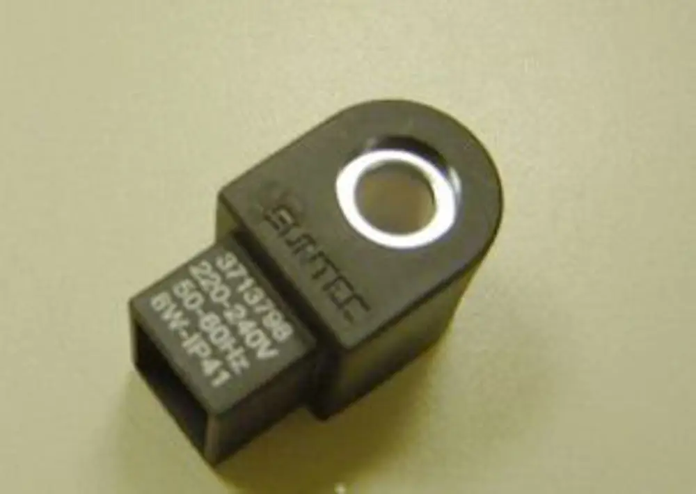 Schwarzer Magnetventil ohne erkennbare Marke, mit abgerundeter Oberseite und seitlichem Anschluss. Gut geeignet für Anwendungen, die eine Steuerung von Flüssigkeitsströmen erfordern.